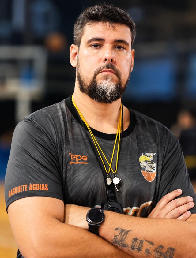 Professor Mario Meirelles, CEO do Águias Basketball, de braços cruzados na quadra